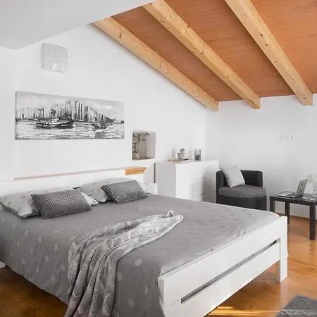 Elia In Nova Vas - Haus Fuer 8-10 Personen