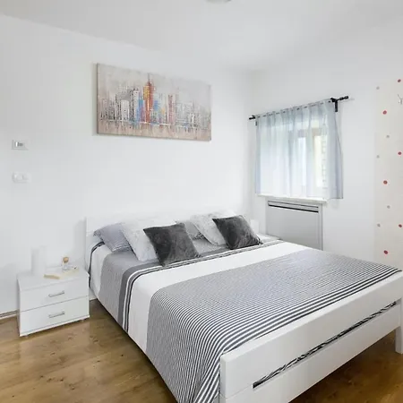 Elia In Nova Vas - Haus Fuer 8-10 Personen Villa *