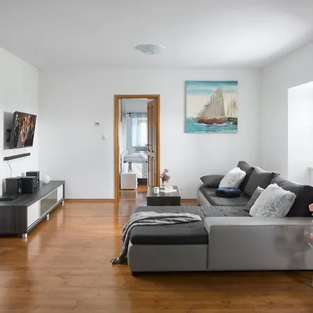 Villa Elia In Nova Vas - Haus Fuer 8-10 Personen Susnjevica