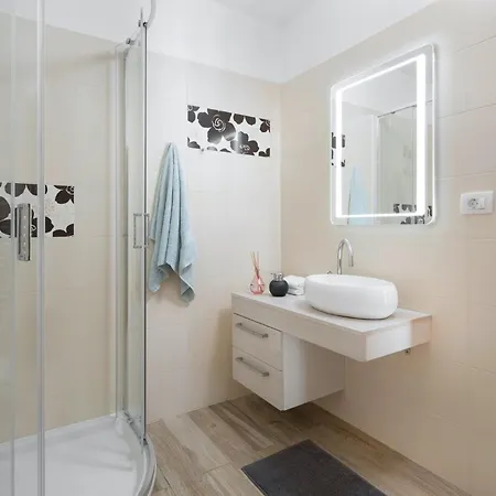 Villa Elia In Nova Vas - Haus Fuer 8-10 Personen *