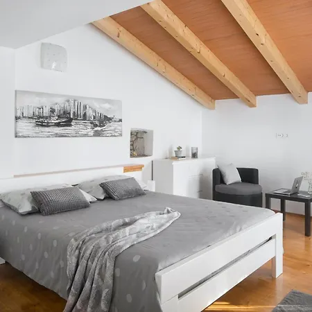 Elia In Nova Vas - Haus Fuer 8-10 Personen *