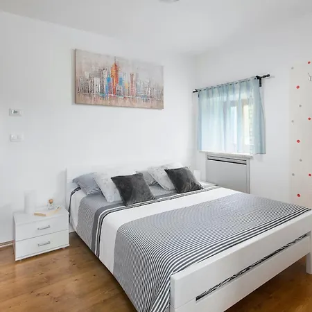 Villa Elia In Nova Vas - Haus Fuer 8-10 Personen Susnjevica
